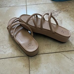Target- A New Day platform sandals size 8 RUNS LARGE